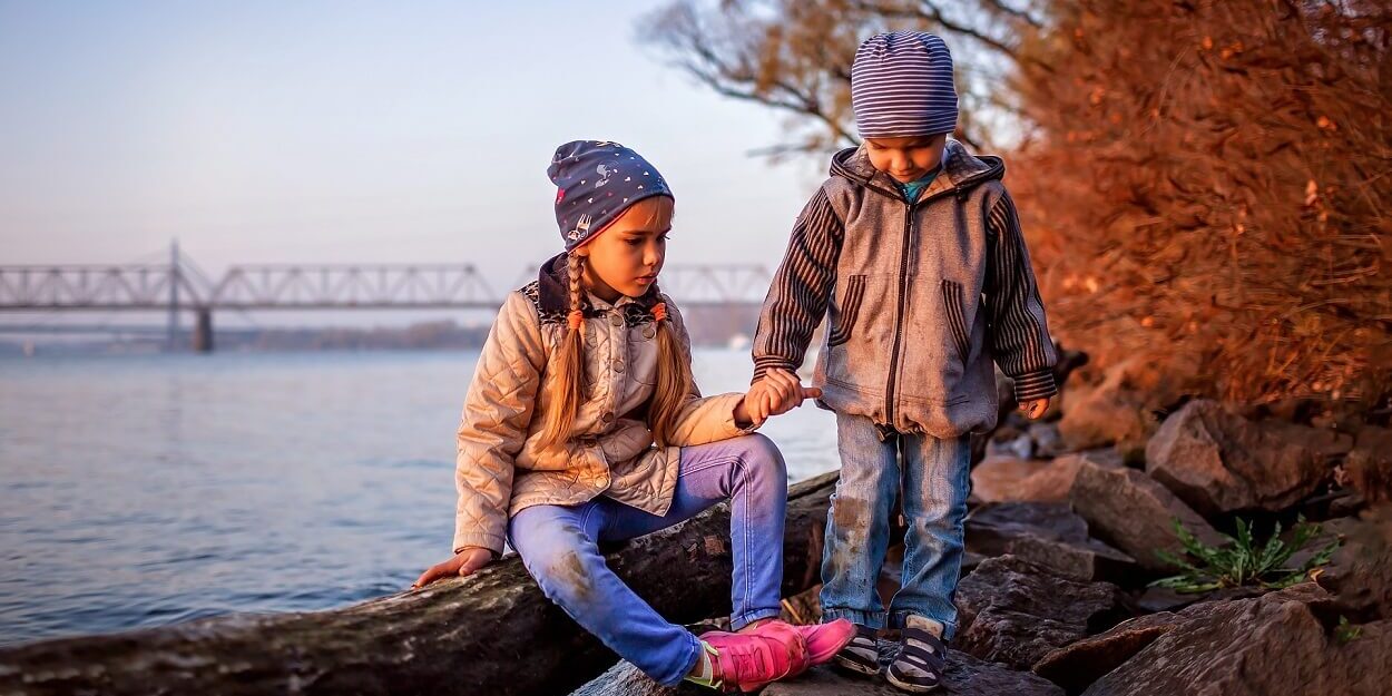 fall-season-hello-autumn-siblings-walking-together-3GC9P9B (1)