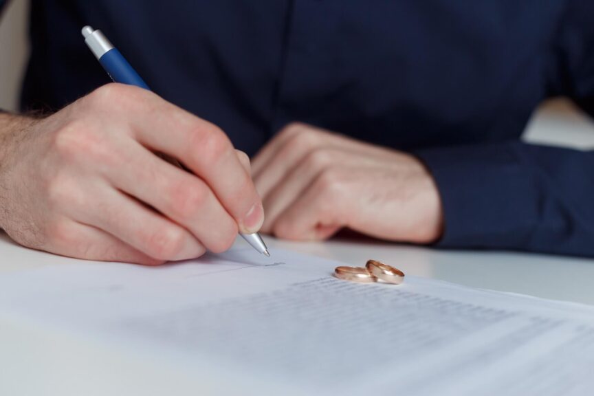 alone-husband-signing-divorce-agreement-HJ3C8PS (1)
